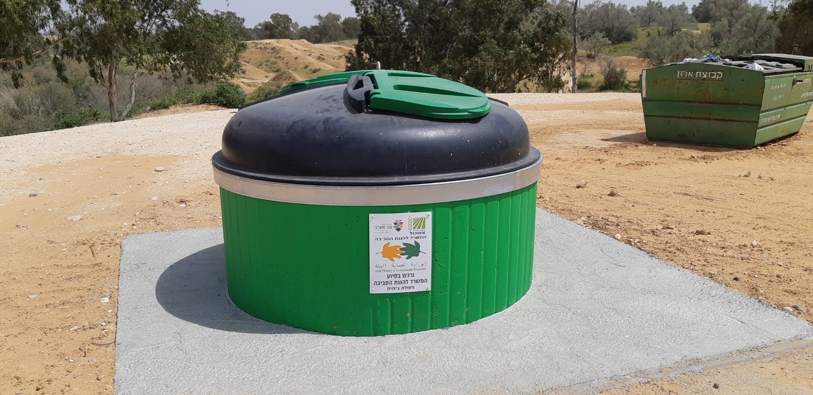 פח טמון קרקע עם מיכל פלסטיק לאצירת פסולת