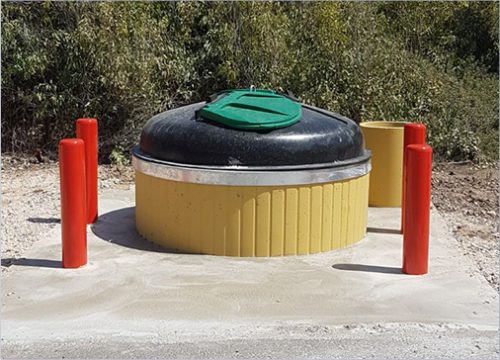 Underground garbage container with plastic bin