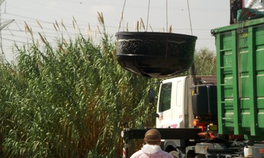 image project - Tin contains soil for poultry poultry lime